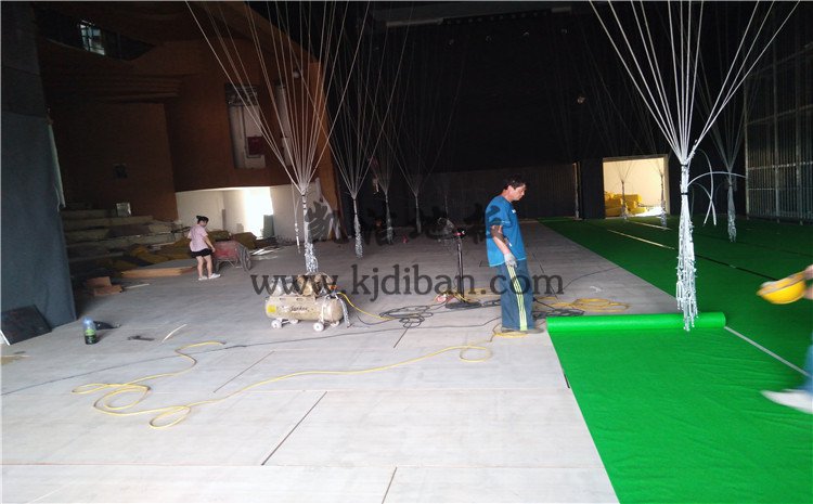 四川省樂山市沙灣區(qū)銅河廣場劇院舞臺實(shí)木運(yùn)動地板案例—凱潔實(shí)木運(yùn)動地板廠家