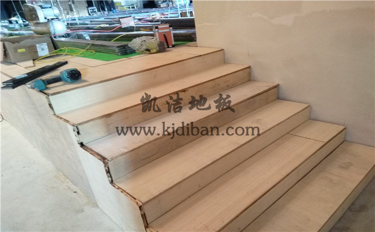 四川省樂山市沙灣區(qū)銅河廣場劇院舞臺實(shí)木運(yùn)動地板案例—凱潔實(shí)木運(yùn)動地板廠家