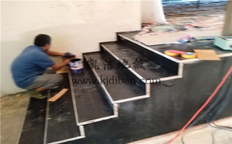 四川省樂山市沙灣區(qū)銅河廣場劇院舞臺實(shí)木運(yùn)動地板案例—凱潔實(shí)木運(yùn)動地板廠家