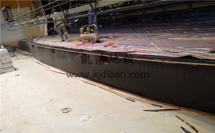 四川省樂山市沙灣區(qū)銅河廣場劇院舞臺實(shí)木運(yùn)動地板案例—凱潔實(shí)木運(yùn)動地板廠家