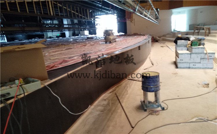 四川省樂山市沙灣區(qū)銅河廣場劇院舞臺實(shí)木運(yùn)動地板案例—凱潔實(shí)木運(yùn)動地板廠家